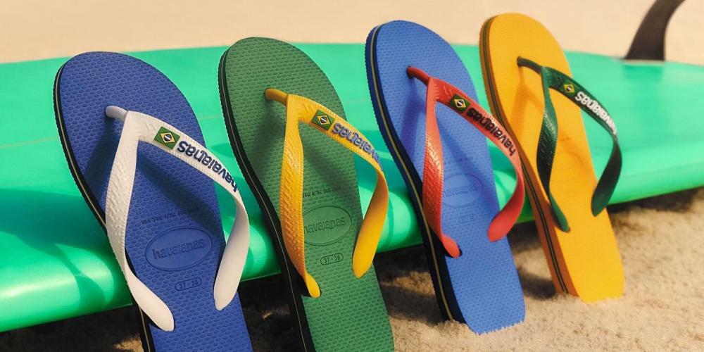Quatro Havaianas coloridas na areia