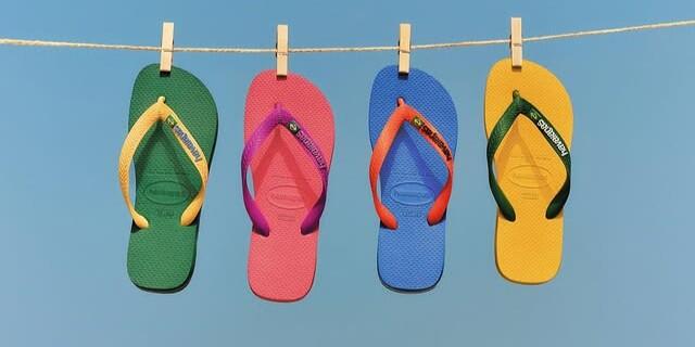 Quatros Havaianas coloridas exibidas em varal
